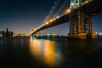 Fototapeta na wymiar The Williamsburg Bridge at night, seen from East River Park, in