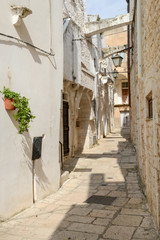 Obraz premium Narrow alley of Cisternino in Puglia