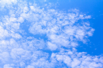 Obraz premium Blue sky background with white clouds. The vast blue sky and clouds sky on sunny day. White fluffy clouds in the blue sky. beautiful clouds and blue sky.