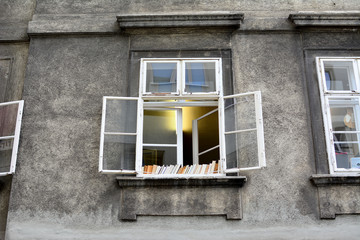 Fototapeta na wymiar Altes Holzfenster mit Bücher am Fensterbrett
