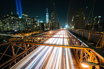 Fototapeta na wymiar Traffic on the Brooklyn Bridge at night, in Brooklyn, New York.