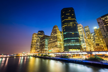 Fototapeta na wymiar View of Lower Manhattan from Pier 15 at night, in Manhattan, New