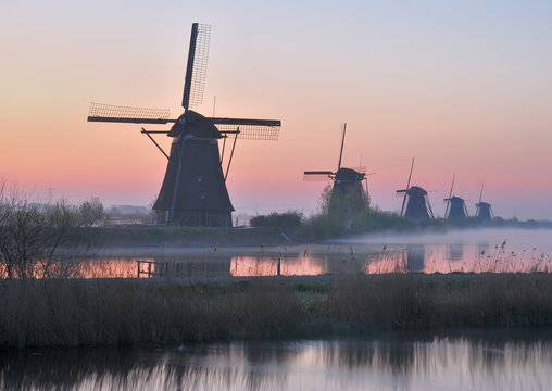 ein Morgen bei den berühmten Mühlen von Kinderdijk nahe Rotterdam,Südholland,Niederlande