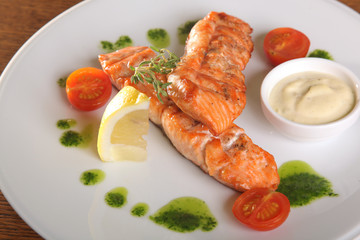Grilled Salmon with lemon and sauce