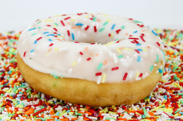 Donut mit buntem Streuzucker
