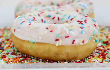 Donut mit buntem Streuzucker