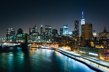 Fototapeta premium Widok na panoramę East River i Dolnego Manhattanu nocą, od
