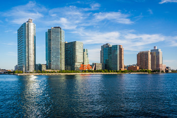 Fototapeta na wymiar View of the Long Island City skyline from Roosevelt Island, in M