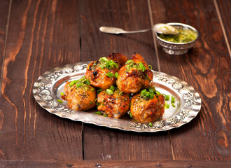 Grilled chicken drumsticks with spicy green sauce