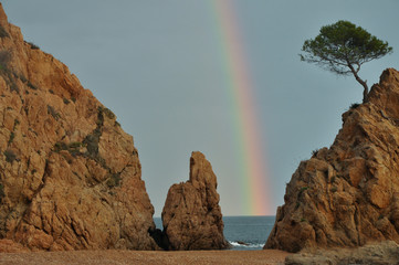 Arco iris entre las rocas