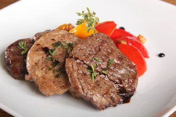meat medallions on vegetables