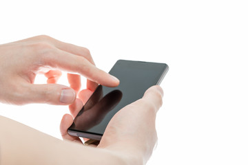 スマートフォンを操作する人