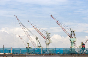 Fototapeta na wymiar big shippingbuilding with a lot of crane in the gulf of Thailand