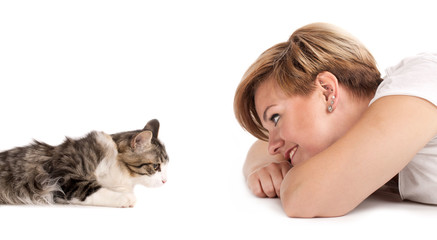 junge Frau spielt mit ihrer Katze (Main Coon), isoliert