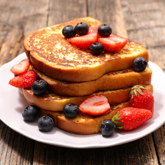 french toast with berry