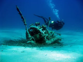 Fotobehang Wreck with diver © Guido