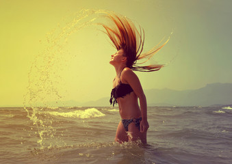 Naklejka premium Beautiful girl in the water waving hair