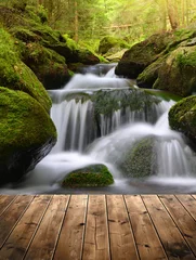 Fototapete Rund Schöner Wasserfall mit Holzbohlen © vencav