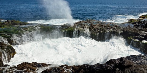 Natural pool with water in full effervescence at high tide, 