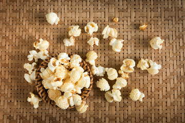 Obraz na płótnie Canvas Popcorn in small wicker