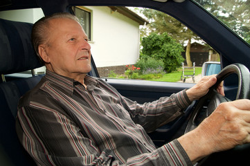 Rüstiger Rentner fährt Auto