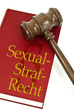 Richterhammer mit Gesetzbuch und Sexualstrafrecht