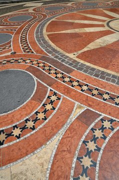 Parvis de la basilique St Etienne, marbres rouges et mosa&iuml;ques