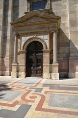 Parvis et entrée latérale, basilique St Etienne de Pest