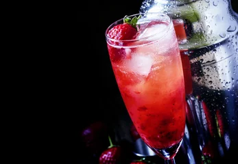 Crédence de cuisine en verre imprimé Cocktail Alcoholic cocktail with white wine and strawberries, selective f