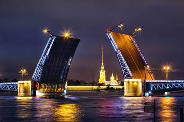 Obraz na płótnie Canvas Breeding bridges in St. Petersburg at night