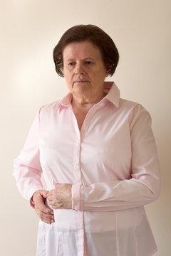 Seniorin mit Leberschmerzen