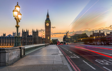 Fototapeta na wymiar Westminster Bridge und Big Ben bei Sonnenunternag mit vorbeifahrendem Bus
