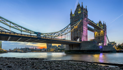 Fototapeta na wymiar Tower Bridge in London bei Sonnenuntergang gesehen vom Ufer der Themse