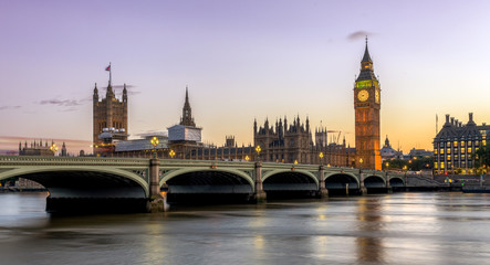 Obraz na płótnie Canvas Panorama der Westminster Bridge und Big Ben bei Sonnenunternag 