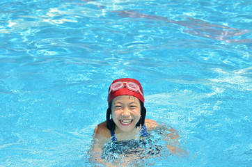 プールで遊ぶ女の子