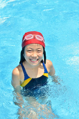 プールで遊ぶ女の子