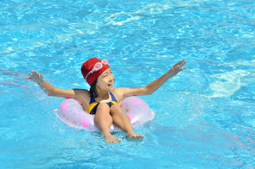 プールで遊ぶ女の子