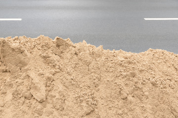Bausand an einer Straßenbaustelle, vielseitig einsetzbarer Rohstoff, Gesteinskörnungen, Baustoffe