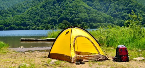 湖畔の水辺のキャンプ
