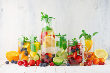 Flavored fruit infused water - 115677313