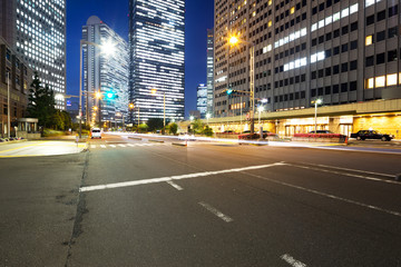 Fototapeta na wymiar traffic on road in downtown of tokyo at night