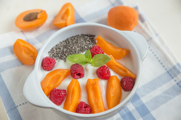 Joghurt mit Aprikosen und Beeren