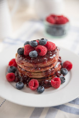 Schokoladen Pancakes mit Beeren