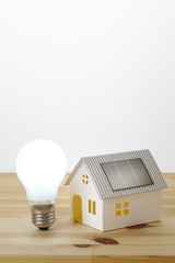 ソーラーハウスと白熱電球