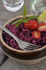 Bol de chou rouge avec des feuilles de verveine citronnée et des tomates cerises