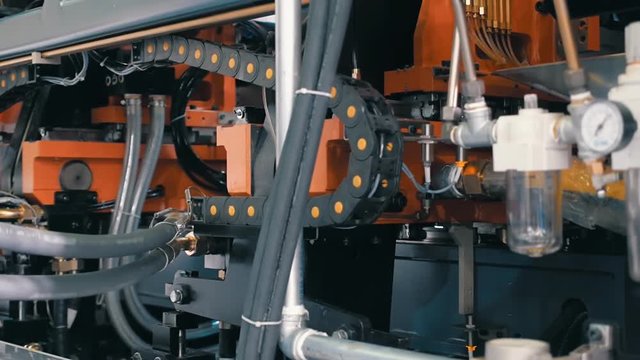 The process of extrusion equipment operation - the movement of different parts