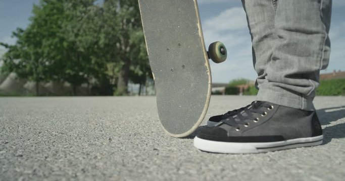 CLOSE UP: Skater playing with his skateboard