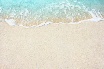 Abwaschbare Fototapete Wasser Weiche Welle des blauen Ozeans am Sandstrand, Hintergrund.