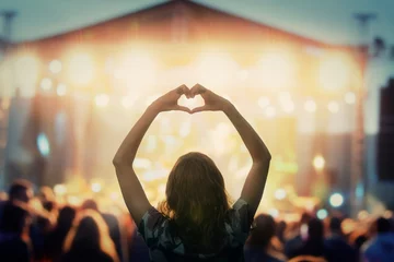 Foto op Plexiglas Girl making a heart-shape symbol for her favorite band. © astrosystem