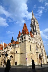 Fototapeta na wymiar Toiture colorée de l'église Matthias de Budapest